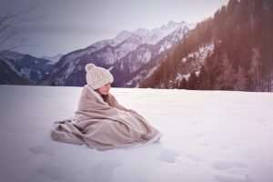 कश्मीरी कंबल में लड़की