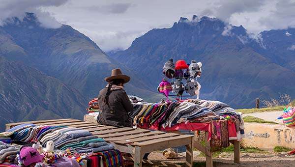 रंगीन अल्पाका कपड़ा बेच रही पेरू की महिलाएं