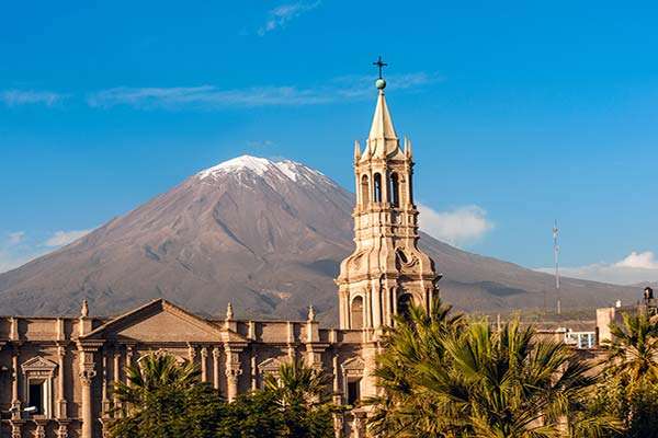 Volcano el Misti overlooks Arequipa