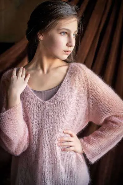 गुलाबी मोहायर स्वेटर
