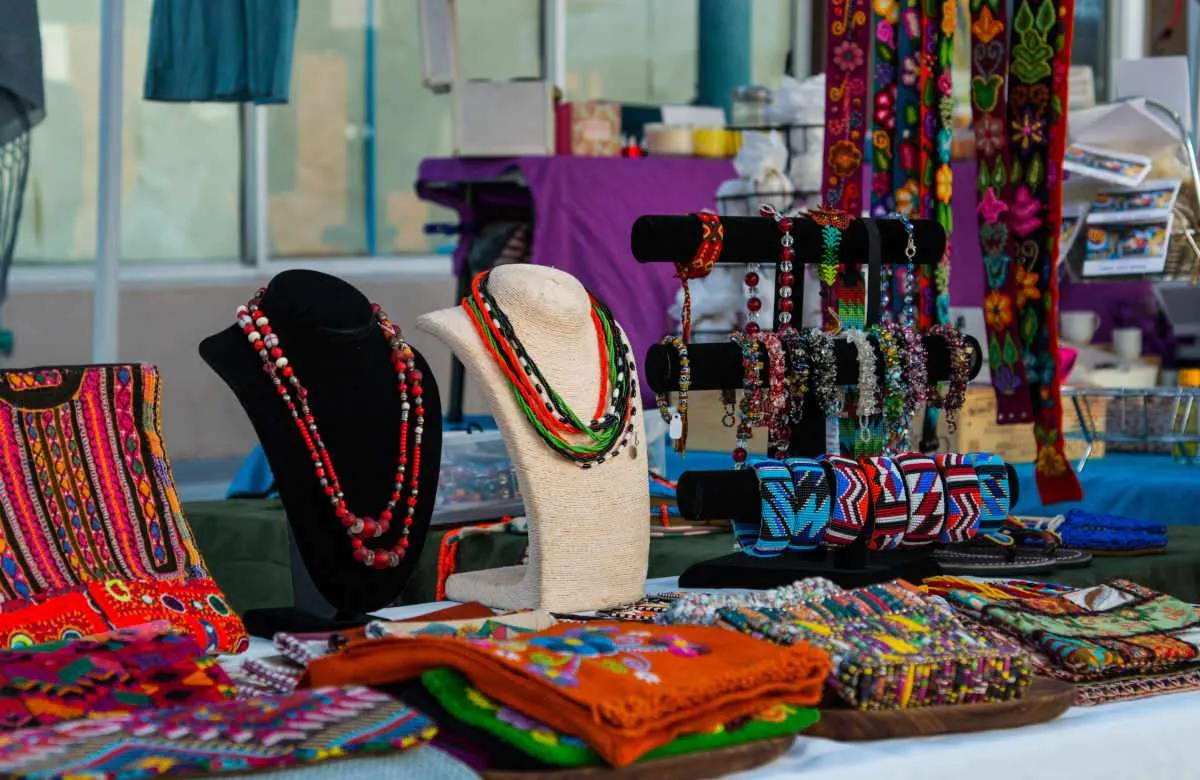 कपड़े और गहनों के साथ कला और शिल्प कारीगर बाजार का प्रदर्शन - कुस्को