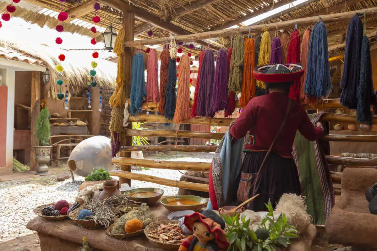 Process of natural dyeing of alpaca and llama wool - Cusco