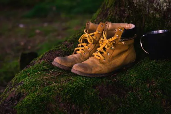 पारंपरिक चमड़े के लंबी पैदल यात्रा के जूते