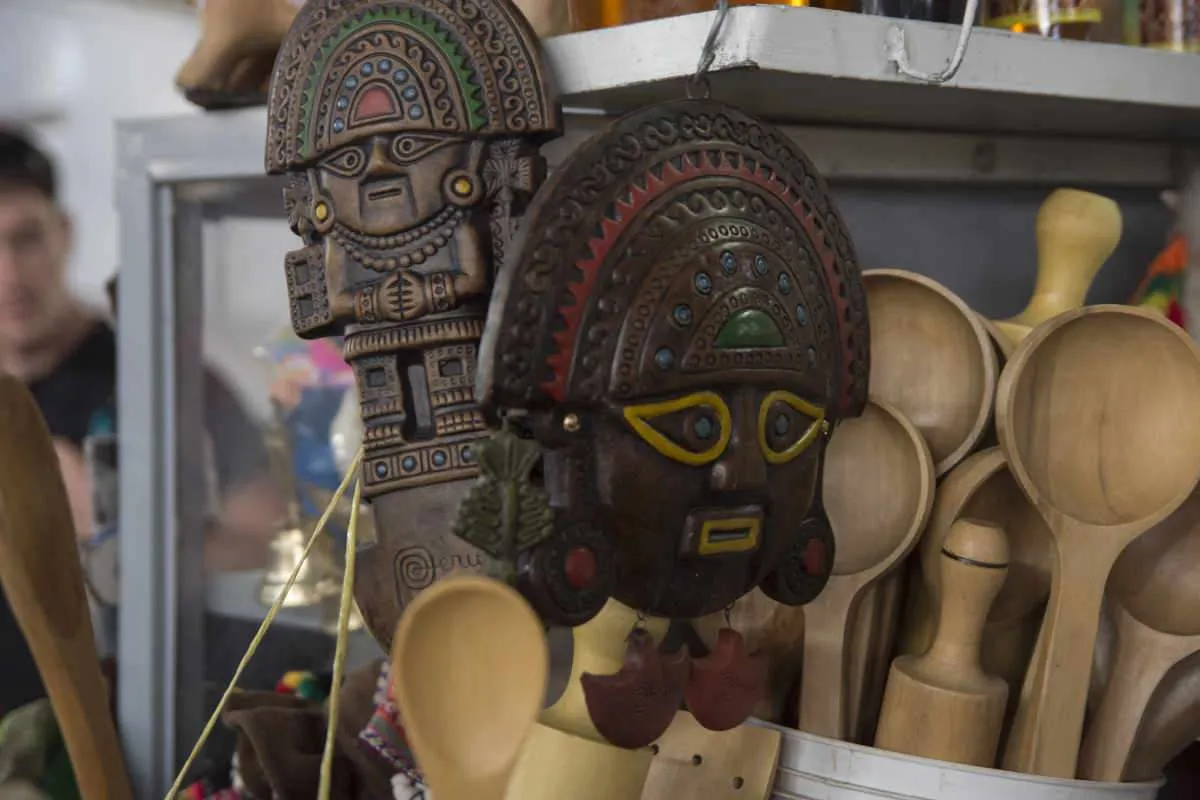 कुज़्को में सैन पेड्रो बाजार में लकड़ी के मुखौटे