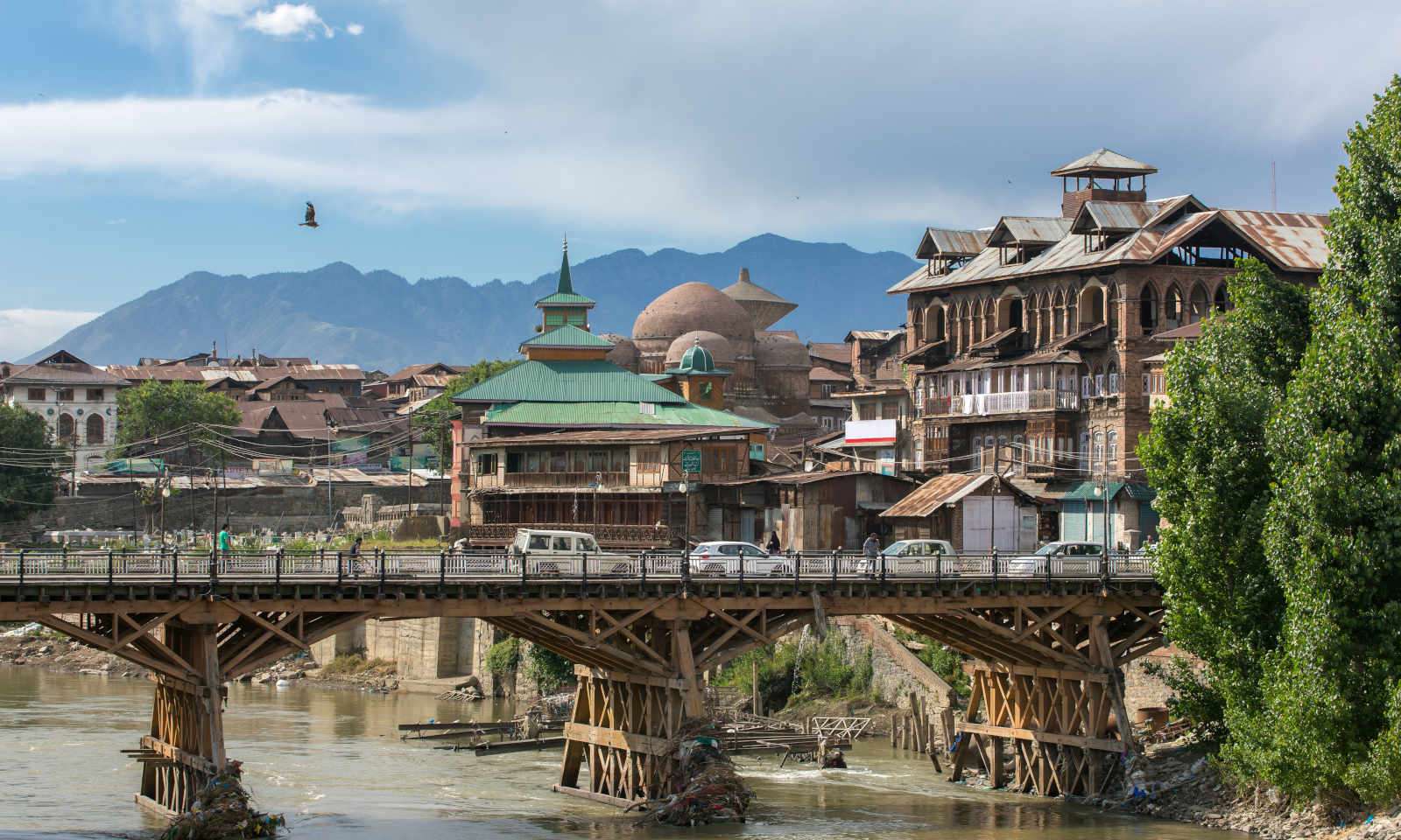 पुराने शहर श्रीनगर-कश्मीर का नदी के किनारे का दृश्य