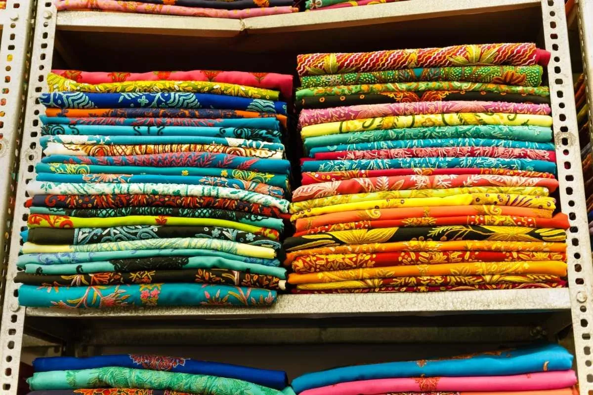 Bufandas de pashmina en tienda en Srinagar