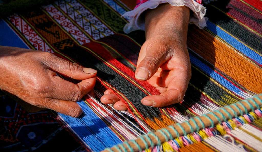 Hand Weaving Alpaca Fibers at Alpaca Mundo Complex